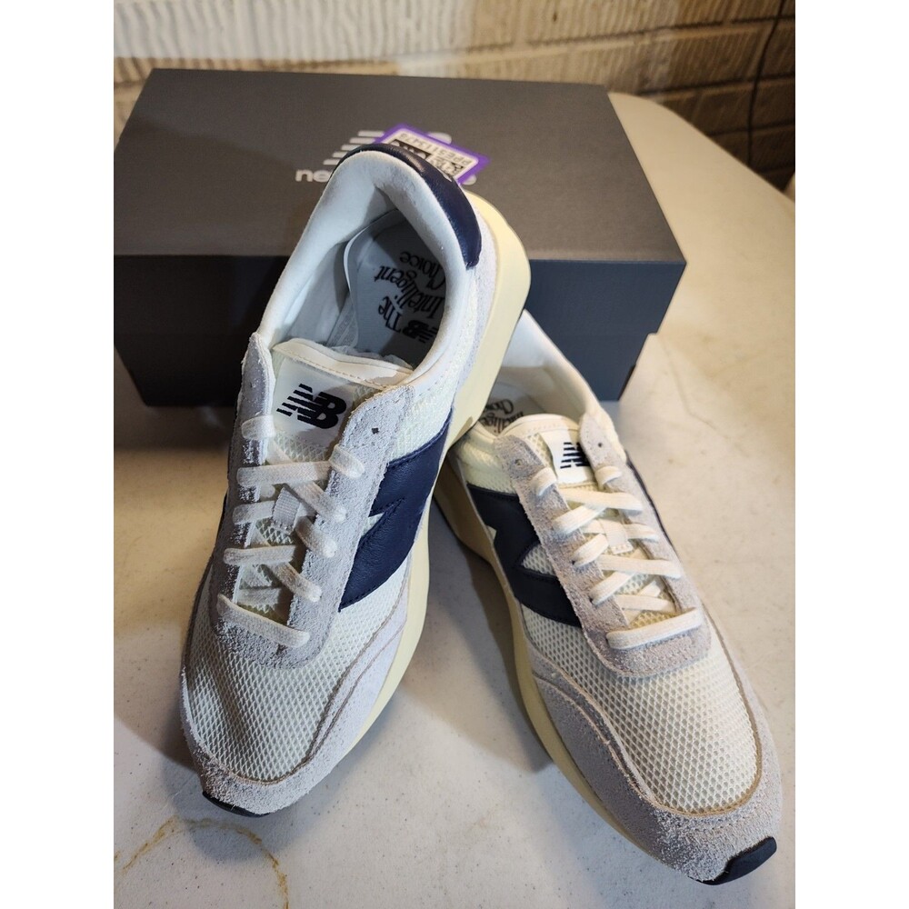 New Balance Lifestyle Suede Blue And White Unisex Sze 101/2 -Womens sz 12 (673)